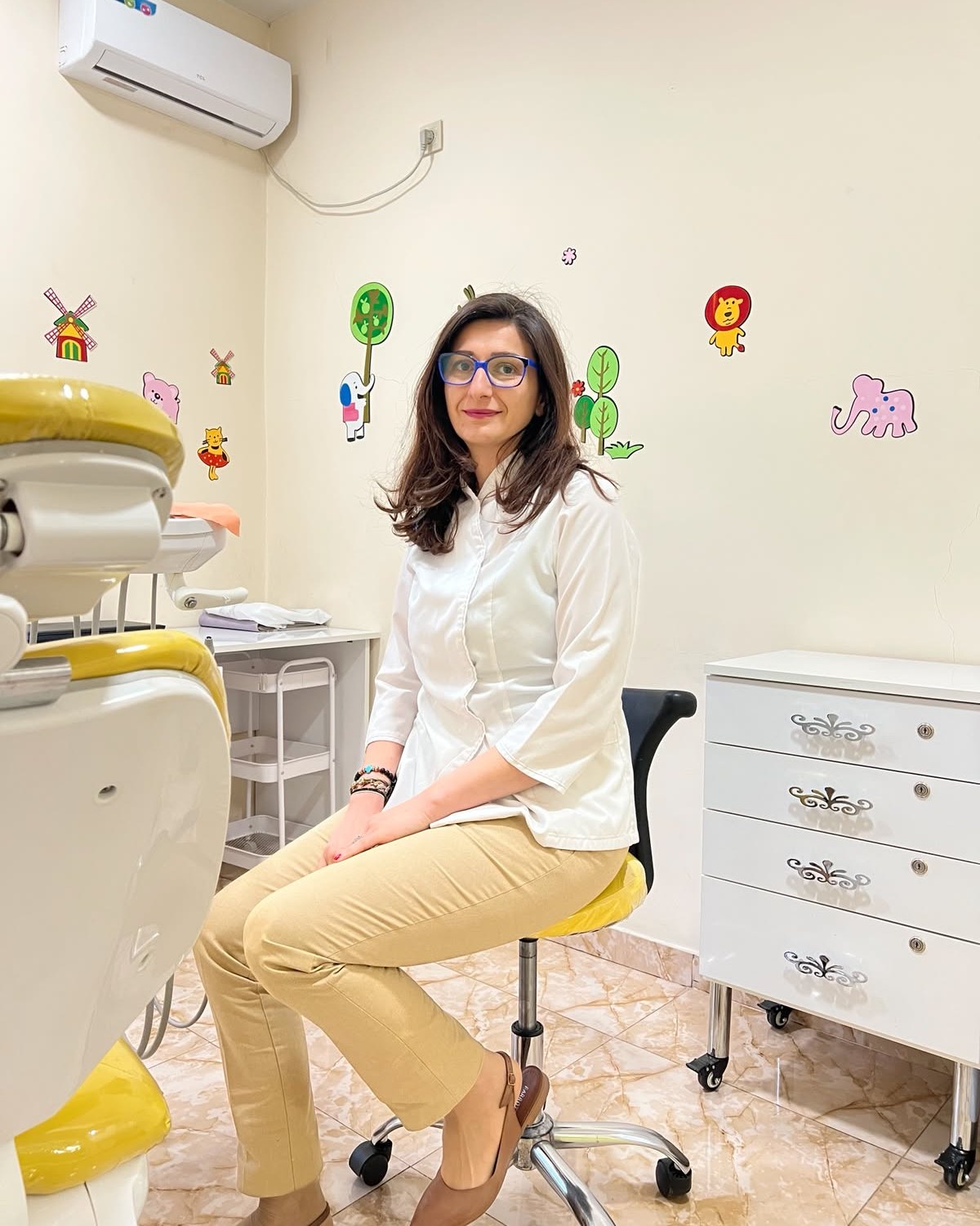Dr. Nino Baramidze in ihrer Praxis, kinderfreundlicher Behandlungsraum